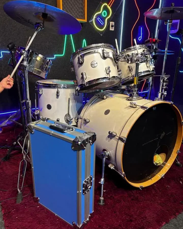 Case azul para batería junto a un kit completo