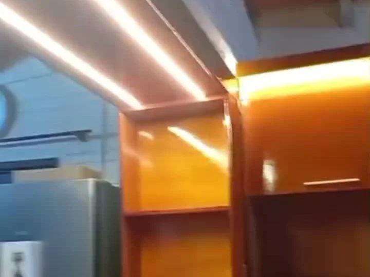 Vista de la cocina a medida con isla y desayunador