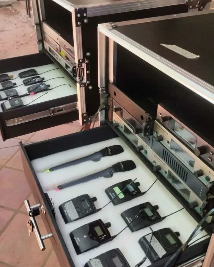 Rack de sonido con cajones de espuma calada para micrófonos inalámbricos